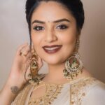 Sreemukhi Instagram - ✨✨✨✨ Styling @greeshma_krishna.k Outfit @maramsclothing_official Jewellery @fashioncurvee PC @manoj_gangula Makeup @nookesh.malla Hair @mahesh_ravulapalli #sreemukhi