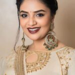 Sreemukhi Instagram - ✨✨✨✨ Styling @greeshma_krishna.k Outfit @maramsclothing_official Jewellery @fashioncurvee PC @manoj_gangula Makeup @nookesh.malla Hair @mahesh_ravulapalli #sreemukhi