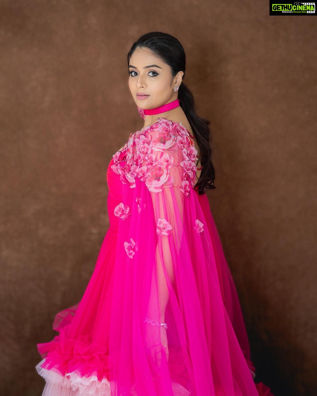 Sreemukhi Instagram - Neethone dance finale ✨ An amazing season on @starmaa @endemolshineind comes to an end! ✨ Styling @greeshma_krishna.k Outfit @indusuresh_p Jewellery @shopriyaaofficial PC @manoj_gangula Makeup @nookesh.malla Hair @mahesh_ravulapalli #sreemukhi #neethonedance #grandfinale #starmaa #endemolshine
