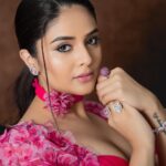 Sreemukhi Instagram - Neethone dance finale ✨ An amazing season on @starmaa @endemolshineind comes to an end! ✨ Styling @greeshma_krishna.k Outfit @indusuresh_p Jewellery @shopriyaaofficial PC @manoj_gangula Makeup @nookesh.malla Hair @mahesh_ravulapalli #sreemukhi #neethonedance #grandfinale #starmaa #endemolshine