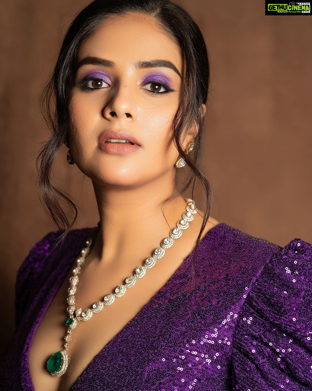 Sreemukhi Instagram - Neethone dance ✨ On @starmaa @endemolshineind ✨ Styling @greeshma_krishna.k Outfit @aarushireddylabel Jewellery @emmadi_silver_jewellery PC @manoj_gangula Makeup @nookesh.malla Hair @mahesh_ravulapalli #sreemukhi #neethonedance #semifinale #starmaa #endemolshine