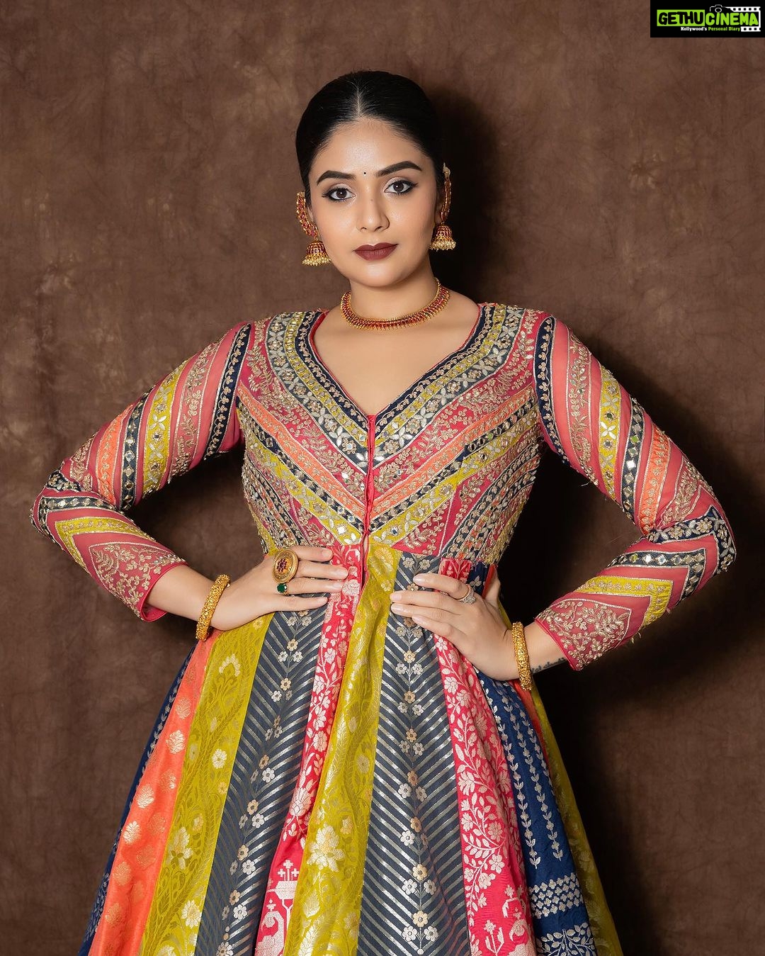 Sreemukhi Instagram - Neethone dance ✨ On @starmaa @endemolshineind ✨ Styling @greeshma_krishna.k Outfit @neerusindia Jewellery @pretty.jewelbox PC @manoj_gangula Makeup @nookesh.malla Hair @mahesh_ravulapalli #sreemukhi #neethonedance #semifinale #starmaa #endemolshine