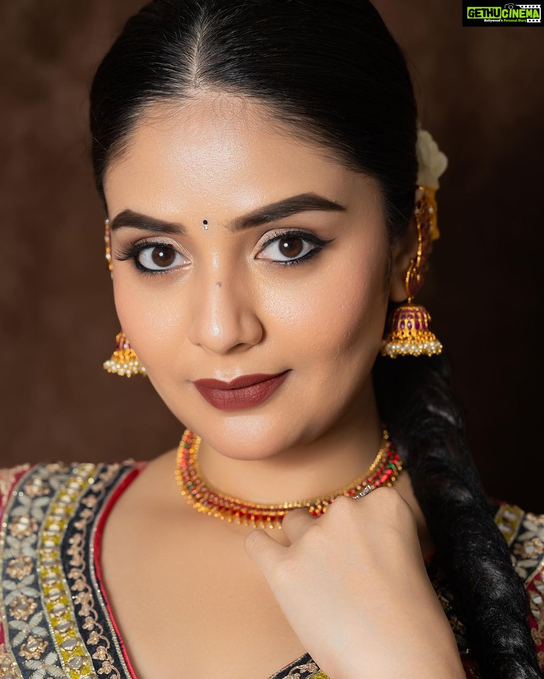 Sreemukhi Instagram - Neethone dance ✨ On @starmaa @endemolshineind ✨ Styling @greeshma_krishna.k Outfit @neerusindia Jewellery @pretty.jewelbox PC @manoj_gangula Makeup @nookesh.malla Hair @mahesh_ravulapalli #sreemukhi #neethonedance #semifinale #starmaa #endemolshine