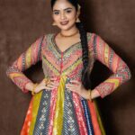 Sreemukhi Instagram - Neethone dance ✨ On @starmaa @endemolshineind ✨ Styling @greeshma_krishna.k Outfit @neerusindia Jewellery @pretty.jewelbox PC @manoj_gangula Makeup @nookesh.malla Hair @mahesh_ravulapalli #sreemukhi #neethonedance #semifinale #starmaa #endemolshine