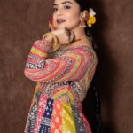 Sreemukhi Instagram - Neethone dance ✨ On @starmaa @endemolshineind ✨ Styling @greeshma_krishna.k Outfit @neerusindia Jewellery @pretty.jewelbox PC @manoj_gangula Makeup @nookesh.malla Hair @mahesh_ravulapalli #sreemukhi #neethonedance #semifinale #starmaa #endemolshine