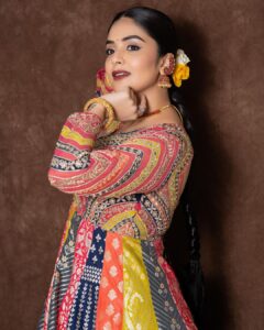Sreemukhi Instagram - Neethone dance ✨ On @starmaa @endemolshineind ✨ Styling @greeshma_krishna.k Outfit @neerusindia Jewellery @pretty.jewelbox PC @manoj_gangula Makeup @nookesh.malla Hair @mahesh_ravulapalli #sreemukhi #neethonedance #semifinale #starmaa #endemolshine