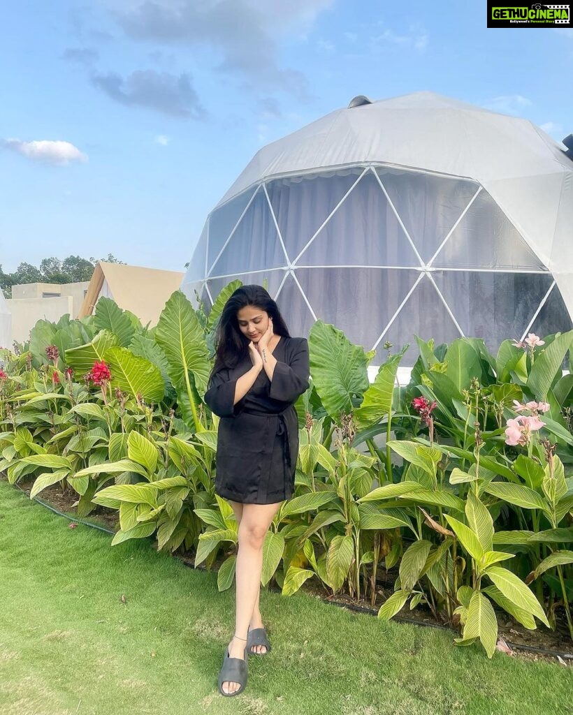 Sreemukhi Instagram - Had an amazing stay @the_hydi 🖤 Ambience, food, hospitality on dot! A perfect getaway for weekends and weekdays as well! 😍 Srija garu thank you so much! Recommended by @ppriyanka90 ❤️😘 Vlog coming soon! ❤️ #sreemukhi #hydi #weekend