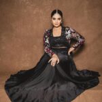 Sreemukhi Instagram - Neethone dance 🖤✨ @starmaa @endemolshineind Styling @greeshma_krishna.k Outfit @maramsclothing_official Jewellery @shopriyaaofficial PC @manoj_gangula Makeup @nookesh.malla Hair @mahesh_ravulapalli #sreemukhi #neethonedance #starmaa #endemolshine