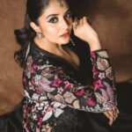 Sreemukhi Instagram - Neethone dance 🖤✨ @starmaa @endemolshineind Styling @greeshma_krishna.k Outfit @maramsclothing_official Jewellery @shopriyaaofficial PC @manoj_gangula Makeup @nookesh.malla Hair @mahesh_ravulapalli #sreemukhi #neethonedance #starmaa #endemolshine