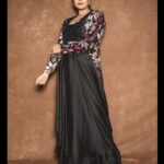 Sreemukhi Instagram - Neethone dance 🖤✨ @starmaa @endemolshineind Styling @greeshma_krishna.k Outfit @maramsclothing_official Jewellery @shopriyaaofficial PC @manoj_gangula Makeup @nookesh.malla Hair @mahesh_ravulapalli #sreemukhi #neethonedance #starmaa #endemolshine