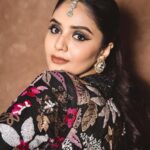 Sreemukhi Instagram - Neethone dance 🖤✨ @starmaa @endemolshineind Styling @greeshma_krishna.k Outfit @maramsclothing_official Jewellery @shopriyaaofficial PC @manoj_gangula Makeup @nookesh.malla Hair @mahesh_ravulapalli #sreemukhi #neethonedance #starmaa #endemolshine