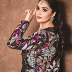 Sreemukhi Instagram - Neethone dance 🖤✨ @starmaa @endemolshineind Styling @greeshma_krishna.k Outfit @maramsclothing_official Jewellery @shopriyaaofficial PC @manoj_gangula Makeup @nookesh.malla Hair @mahesh_ravulapalli #sreemukhi #neethonedance #starmaa #endemolshine