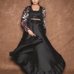 Sreemukhi Instagram - Neethone dance 🖤✨ @starmaa @endemolshineind Styling @greeshma_krishna.k Outfit @maramsclothing_official Jewellery @shopriyaaofficial PC @manoj_gangula Makeup @nookesh.malla Hair @mahesh_ravulapalli #sreemukhi #neethonedance #starmaa #endemolshine