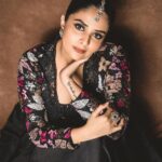 Sreemukhi Instagram - Neethone dance 🖤✨ @starmaa @endemolshineind Styling @greeshma_krishna.k Outfit @maramsclothing_official Jewellery @shopriyaaofficial PC @manoj_gangula Makeup @nookesh.malla Hair @mahesh_ravulapalli #sreemukhi #neethonedance #starmaa #endemolshine