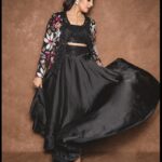 Sreemukhi Instagram - Neethone dance 🖤✨ @starmaa @endemolshineind Styling @greeshma_krishna.k Outfit @maramsclothing_official Jewellery @shopriyaaofficial PC @manoj_gangula Makeup @nookesh.malla Hair @mahesh_ravulapalli #sreemukhi #neethonedance #starmaa #endemolshine