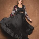 Sreemukhi Instagram - Neethone dance 🖤✨ @starmaa @endemolshineind Styling @greeshma_krishna.k Outfit @maramsclothing_official Jewellery @shopriyaaofficial PC @manoj_gangula Makeup @nookesh.malla Hair @mahesh_ravulapalli #sreemukhi #neethonedance #starmaa #endemolshine