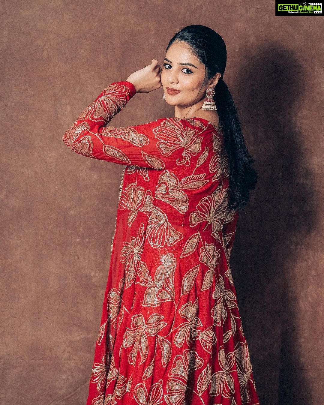 Sreemukhi Instagram - Bhola Shankar ✨❤️ Promotions ✨❤️ Styling @greeshma_krishna.k Outfit @swarna_reddys Earrings @emmadi_silver_jewellery PC @manoj_gangula Makeup @nookesh.malla Hair @mahesh_ravulapalli #bholashankar #promotions #sreemukhi #bholashankaronaug11th