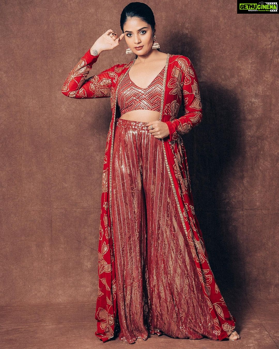 Sreemukhi Instagram - Bhola Shankar ✨❤️ Promotions ✨❤️ Styling @greeshma_krishna.k Outfit @swarna_reddys Earrings @emmadi_silver_jewellery PC @manoj_gangula Makeup @nookesh.malla Hair @mahesh_ravulapalli #bholashankar #promotions #sreemukhi #bholashankaronaug11th
