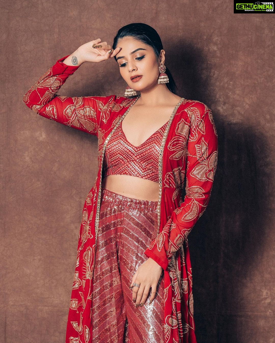 Sreemukhi Instagram - Bhola Shankar ✨❤️ Promotions ✨❤️ Styling @greeshma_krishna.k Outfit @swarna_reddys Earrings @emmadi_silver_jewellery PC @manoj_gangula Makeup @nookesh.malla Hair @mahesh_ravulapalli #bholashankar #promotions #sreemukhi #bholashankaronaug11th