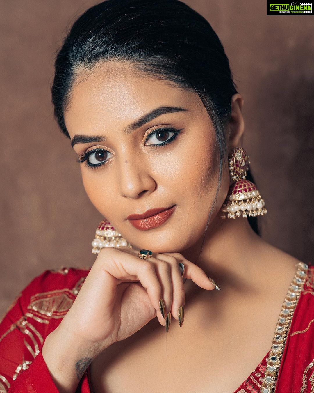 Sreemukhi Instagram - Bhola Shankar ✨❤️ Promotions ✨❤️ Styling @greeshma_krishna.k Outfit @swarna_reddys Earrings @emmadi_silver_jewellery PC @manoj_gangula Makeup @nookesh.malla Hair @mahesh_ravulapalli #bholashankar #promotions #sreemukhi #bholashankaronaug11th