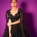 Sreemukhi Instagram - Black magic! 🖤✨🧿 Styling @greeshma_krishna.k Outfit @indusuresh_p PC @rollingcaptures Makeup @nookesh.malla Hair @mahesh_ravulapalli #sreemukhi #neethonedance #starmaa