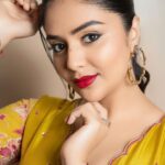 Sreemukhi Instagram - Neethone dance ✨ On @starmaa @endemolshineind ✨ Styling @greeshma_krishna.k Outfit @aarushireddylabel Earrings @fashioncurvee PC @manoj_gangula Makeup @nookesh.malla Hair @mahesh_ravulapalli #sreemukhi #neethonedance #starmaa
