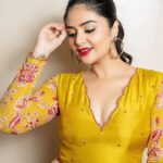 Sreemukhi Instagram - Neethone dance ✨ On @starmaa @endemolshineind ✨ Styling @greeshma_krishna.k Outfit @aarushireddylabel Earrings @fashioncurvee PC @manoj_gangula Makeup @nookesh.malla Hair @mahesh_ravulapalli #sreemukhi #neethonedance #starmaa