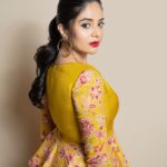 Sreemukhi Instagram - Neethone dance ✨ On @starmaa @endemolshineind ✨ Styling @greeshma_krishna.k Outfit @aarushireddylabel Earrings @fashioncurvee PC @manoj_gangula Makeup @nookesh.malla Hair @mahesh_ravulapalli #sreemukhi #neethonedance #starmaa