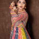 Sreemukhi Instagram - Neethone dance ✨ On @starmaa @endemolshineind ✨ Styling @greeshma_krishna.k Outfit @neerusindia Jewellery @pretty.jewelbox PC @manoj_gangula Makeup @nookesh.malla Hair @mahesh_ravulapalli #sreemukhi #neethonedance #semifinale #starmaa #endemolshine