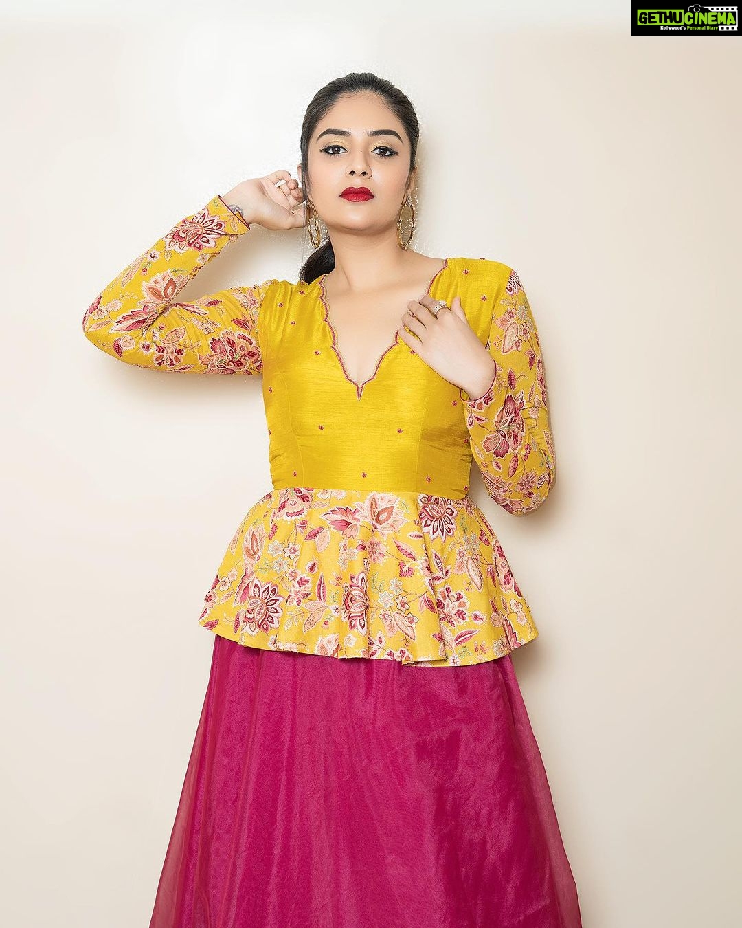 Sreemukhi Instagram - Neethone dance ✨ On @starmaa @endemolshineind ✨ Styling @greeshma_krishna.k Outfit @aarushireddylabel Earrings @fashioncurvee PC @manoj_gangula Makeup @nookesh.malla Hair @mahesh_ravulapalli #sreemukhi #neethonedance #starmaa