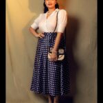 Sreemukhi Instagram - Retro 🖤✨ Neethone dance ✨ Styling @greeshma_krishna.k Outfit @maramsclothing_official PC @rajeshphoto_ Makeup @nookesh.malla Hair @mahesh_ravulapalli #sreemukhi #retro #neethonedance