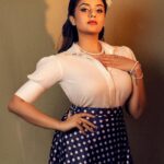 Sreemukhi Instagram - Retro 🖤✨ Neethone dance ✨ Styling @greeshma_krishna.k Outfit @maramsclothing_official PC @rajeshphoto_ Makeup @nookesh.malla Hair @mahesh_ravulapalli #sreemukhi #retro #neethonedance