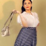 Sreemukhi Instagram - Retro 🖤✨ Neethone dance ✨ Styling @greeshma_krishna.k Outfit @maramsclothing_official PC @rajeshphoto_ Makeup @nookesh.malla Hair @mahesh_ravulapalli #sreemukhi #retro #neethonedance