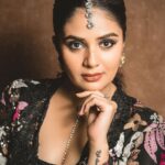 Sreemukhi Instagram - Neethone dance 🖤✨ @starmaa @endemolshineind Styling @greeshma_krishna.k Outfit @maramsclothing_official Jewellery @shopriyaaofficial PC @manoj_gangula Makeup @nookesh.malla Hair @mahesh_ravulapalli #sreemukhi #neethonedance #starmaa #endemolshine