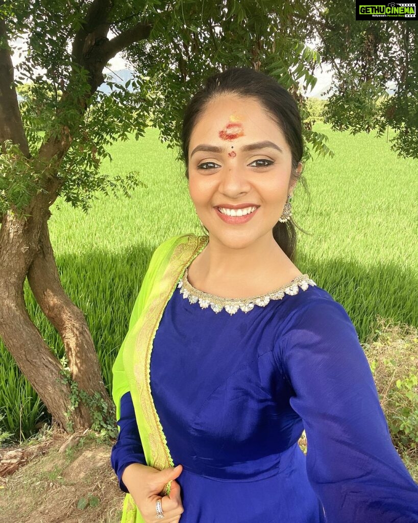 Sreemukhi Instagram - Sri Kalahasti ✨ Gudimallam ✨ Outfit @sreha_designer_studio #srikalahasti #gudimallam #devotionaltrip #bliss Srikalahasti, India