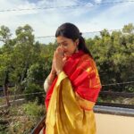 Sreemukhi Instagram - Govinda Govinda! ✨🧿🙏🏻 Had an amazing Darshanam at Tirumala this morning! 🥹 @rojaselvamani such an amazing human being ❤️ Thank you so much amma ❤️🥰 #blessed #tirumala #tirupati Tirumala Tirupati Devasthanam