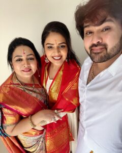 Sreemukhi Instagram - Govinda Govinda! ✨🧿🙏🏻 Had an amazing Darshanam at Tirumala this morning! 🥹 @rojaselvamani such an amazing human being ❤️ Thank you so much amma ❤️🥰 #blessed #tirumala #tirupati Tirumala Tirupati Devasthanam