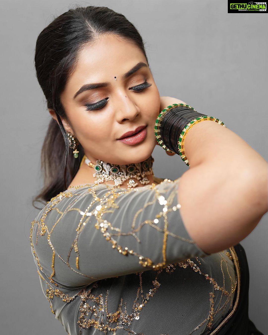 Sreemukhi Instagram - Neethone dance 🖤✨ Outfit @gummadidalashashi.label Jewellery @emmadi_silver_jewellery PC @epics_by_pradeep Make up @nookesh.malla Hair @mahesh_ravulapalli #neethonedance #starmaa #sreemukhi