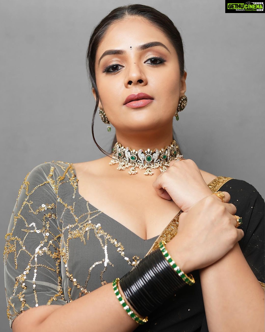 Sreemukhi Instagram - Neethone dance 🖤✨ Outfit @gummadidalashashi.label Jewellery @emmadi_silver_jewellery PC @epics_by_pradeep Make up @nookesh.malla Hair @mahesh_ravulapalli #neethonedance #starmaa #sreemukhi