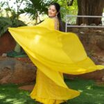 Sreemukhi Instagram - Neethone dance ❤️✨ Outfit @gummadidalashashi.label Earrings @emmadi_silver_jewellery PC @epics_by_pradeep Make up @nookesh.malla Hair @mahesh_ravulapalli #neethonedance #starmaa #sreemukhi