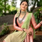 Sreemukhi Instagram - Neethone Dance ✨🧡 Outfit @gummadidalashashi.label Styling @greeshma_krishna.k Jewellery @emmadi_silver_jewellery PC @rt__photography_rt Makeup @nookesh.malla Hair @mahesh_ravulapalli #neethonedance #starmaa #sreemukhi
