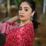 Sreemukhi Instagram - ASMP ✨ On @starmaa @play_media_creations ✨ Outfit @sreha_designer_studio Jewellery @emmadi_silver_jewellery PC @rajeshphoto_ Makeup @nookesh.malla Hair @mahesh_ravulapalli #sreemukhi #starmaa #aadivaaramwithstarmaaparivaaram