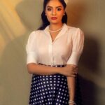 Sreemukhi Instagram - Retro 🖤✨ Neethone dance ✨ Styling @greeshma_krishna.k Outfit @maramsclothing_official PC @rajeshphoto_ Makeup @nookesh.malla Hair @mahesh_ravulapalli #sreemukhi #retro #neethonedance