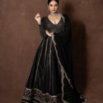 Sreemukhi Instagram - 🖤✨ Styling @greeshma_krishna.k Outfit @label_swathyreddy Jewellery @goyazsilverjewellery PC @manoj_gangula Makeup @nookesh.malla Hair @mahesh_ravulapalli #sreemukhi