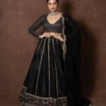 Sreemukhi Instagram - 🖤✨ Styling @greeshma_krishna.k Outfit @label_swathyreddy Jewellery @goyazsilverjewellery PC @manoj_gangula Makeup @nookesh.malla Hair @mahesh_ravulapalli #sreemukhi
