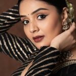 Sreemukhi Instagram - 🖤✨ Styling @greeshma_krishna.k Outfit @label_swathyreddy Jewellery @goyazsilverjewellery PC @manoj_gangula Makeup @nookesh.malla Hair @mahesh_ravulapalli #sreemukhi