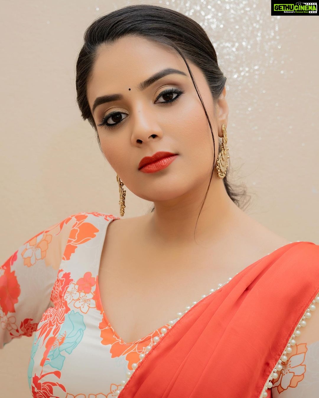 Sreemukhi Instagram - ASMP ✨ Styling @harinireddym Outfit @nsdesignerstudios Jewellery @fashioncurvee PC @manoj_gangula Makeup @nookesh.malla Hair @mahesh_ravulapalli #sreemukhi #aadivaaramwithstarmaaparivaaram #starmaa