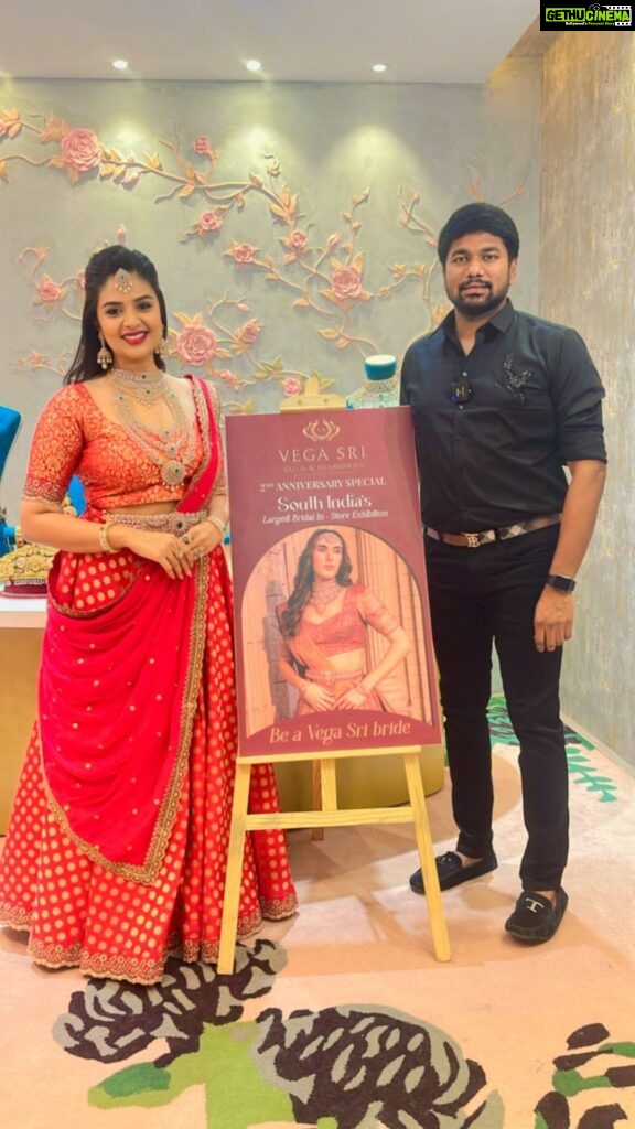 Sreemukhi Instagram - South India’s largest bridal in store exhibition on the 2nd anniversary @vegasri_goldanddiamonds More exciting offer you will get on 2nd anniversary ✨ Visit to today @vegasri_goldanddiamonds Sri Peddamma Temple,Jubilee Hills