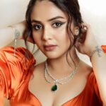 Sreemukhi Instagram - 🧡✨ Styling @greeshma_krishna.k Outfit - @label_viko Jewellery - @fashioncurvee PC @manoj_gangula Makeup @nookesh.malla Hair @mahesh_ravulapalli #sreemukhi #dolledup #neethonedance