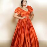 Sreemukhi Instagram - 🧡✨ Styling @greeshma_krishna.k Outfit - @label_viko Jewellery - @fashioncurvee PC @manoj_gangula Makeup @nookesh.malla Hair @mahesh_ravulapalli #sreemukhi #dolledup #neethonedance